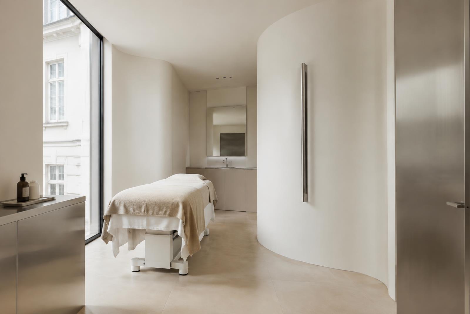 Curved plaster treatment room with daylight